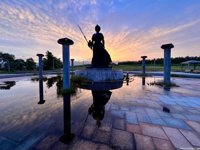 岩内港新港東埠頭アテナ像朝焼け