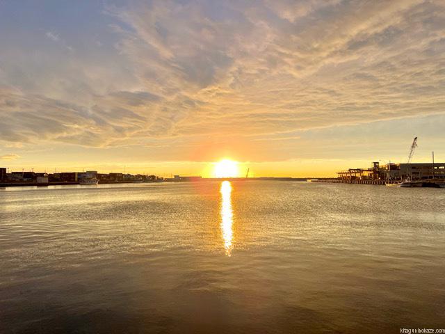 日本海北海道岩内町岩内港の夕焼け