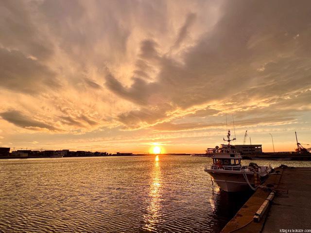 日本海北海道岩内町岩内港の夕焼け