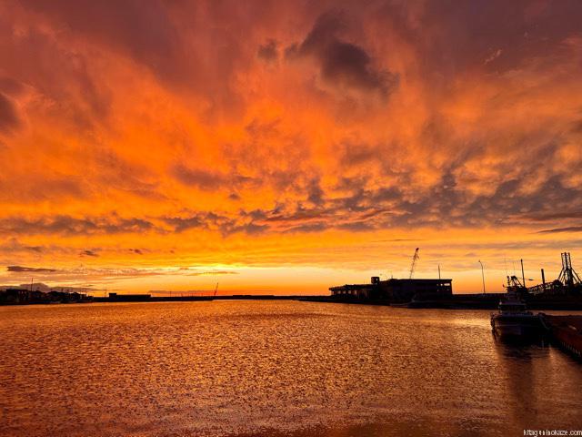 日本海北海道岩内町岩内港の夕焼け